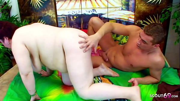 Ibu Montok Gemuk Digeber Keras Sama Anak Tiri, Ngerasain Kontol Gede Sampai Meraung.