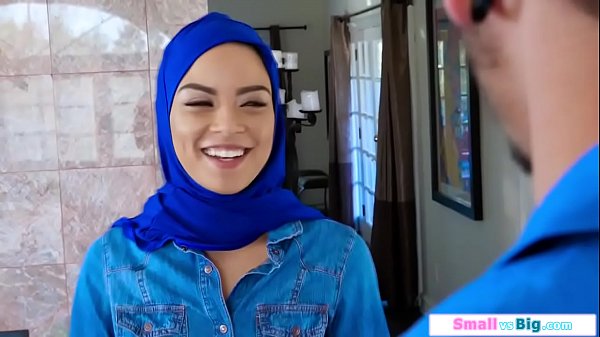 Gadis Arab Mungil Digilas Dua Pria Kekar Sampai Merintih